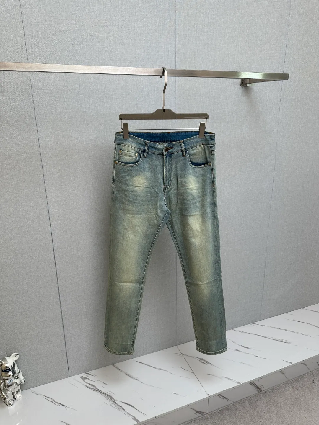 Available at the official website counter at the same time, the Original is a very stylish pair of jeans, with customized original washed denim fabric, unique design, top-notch printing technology letter pattern logo, original hardware accessories decoration, an extremely outstanding pair of jeans, the materials and craftsmanship are extremely luxurious and exquisite, extremely high-grade, handsome and stylish upper body, recommended 👍, Sizes: 29-38